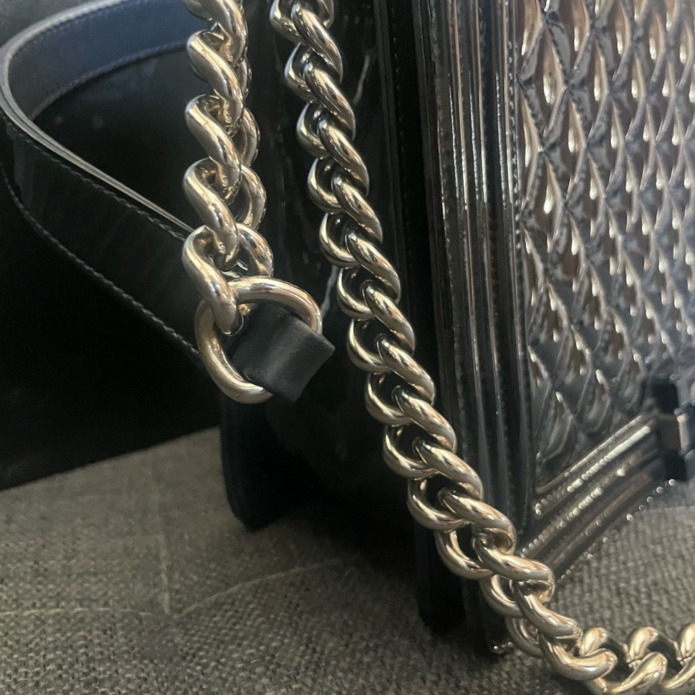 Chanel dark blue boy bag in patent leather - Picture 4 of 8